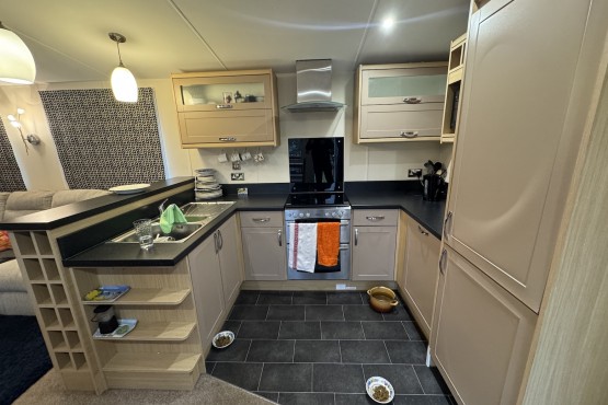 Regal Autograph 2 bedroom lodge on a lovely gardeners and bird watchers paradise pitch!!! Image 11