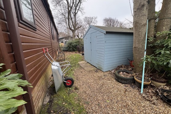 Regal Autograph 2 bedroom lodge on a lovely gardeners and bird watchers paradise pitch!!! Image 5