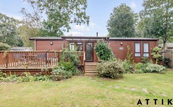 Regal Autograph 2 bedroom lodge on a lovely gardeners and bird watchers paradise pitch!!!
