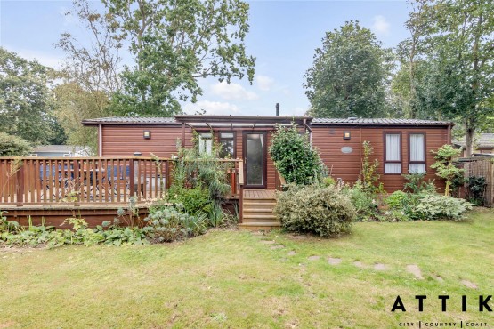 Regal Autograph 2 bedroom lodge on a lovely gardeners and bird watchers paradise pitch!!! Image 2