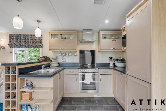 Regal Autograph 2 bedroom lodge on a lovely gardeners and bird watchers paradise pitch!!! Image 3