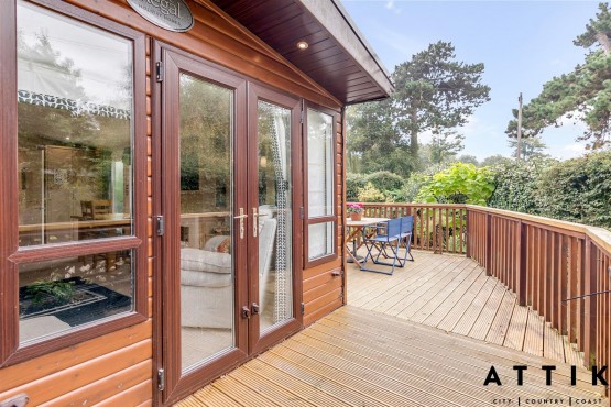 Regal Autograph 2 bedroom lodge on a lovely gardeners and bird watchers paradise pitch!!! Image 5