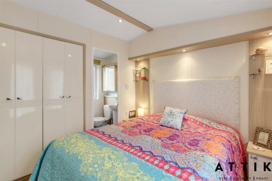 Regal Autograph 2 bedroom lodge on a lovely gardeners and bird watchers paradise pitch!!! Image 6