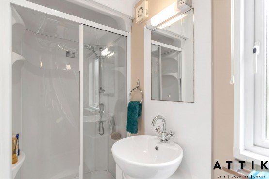 Regal Autograph 2 bedroom lodge on a lovely gardeners and bird watchers paradise pitch!!! Image 12