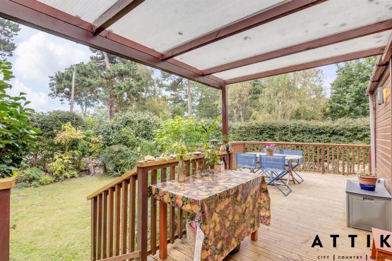 Regal Autograph 2 bedroom lodge on a lovely gardeners and bird watchers paradise pitch!!! Image 8