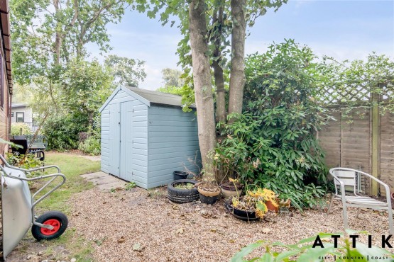 Regal Autograph 2 bedroom lodge on a lovely gardeners and bird watchers paradise pitch!!! Image 10