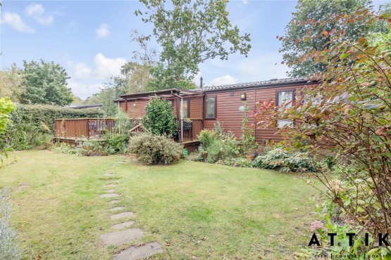 Regal Autograph 2 bedroom lodge on a lovely gardeners and bird watchers paradise pitch!!! Image 11